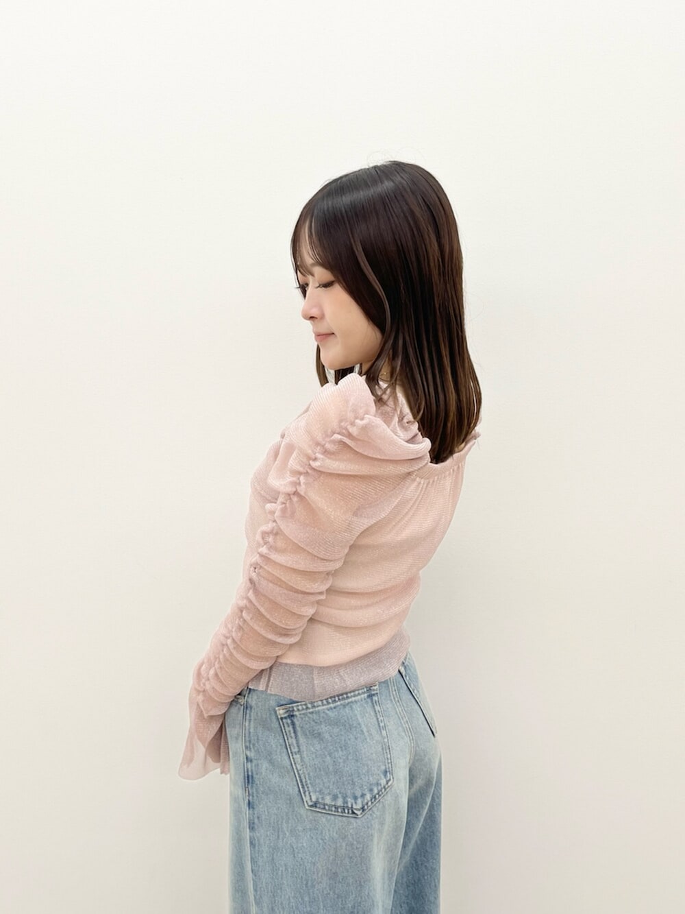 ピンク系のTシャツ/カットソー、ブルー系のデニムパンツを着用したレディースの秋コーディネートの5枚目の写真