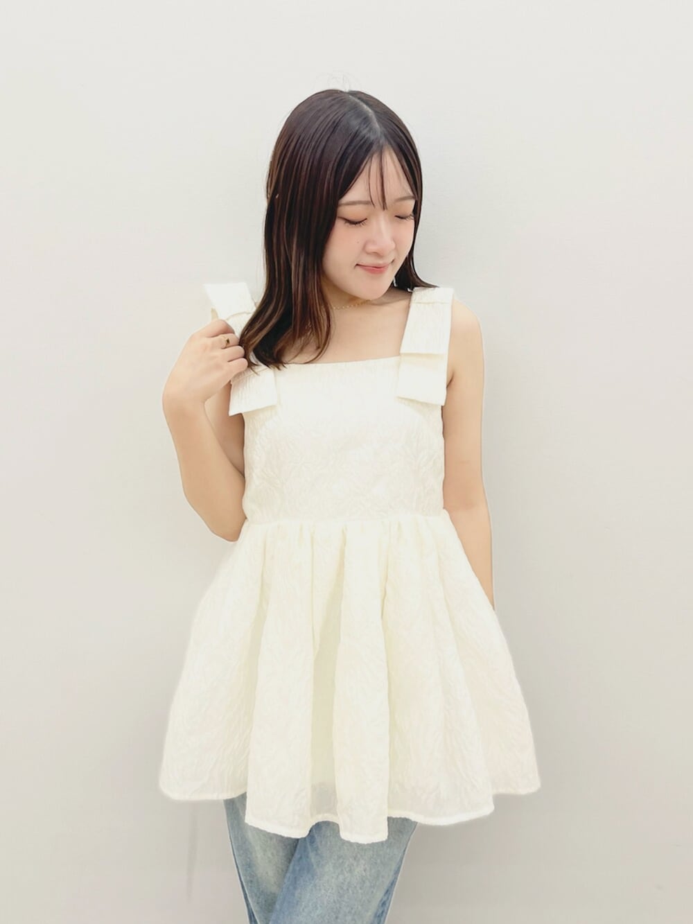 ホワイト系のシャツ/ブラウス、ブルー系のデニムパンツを着用したレディースの夏コーディネートの3枚目の写真