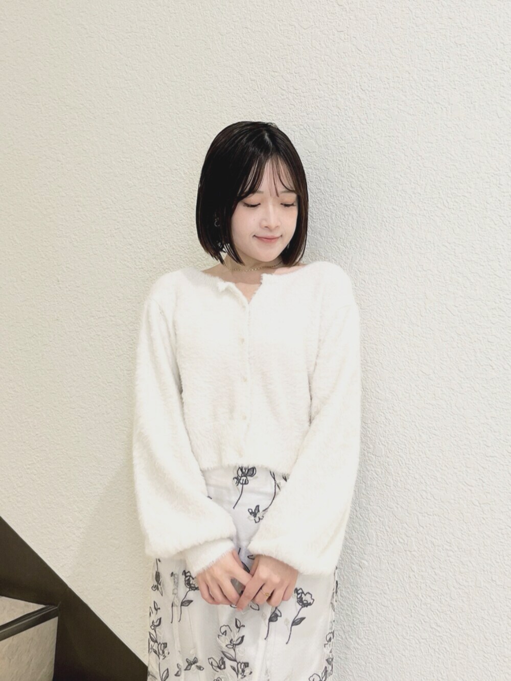 ホワイト系のスカート、ホワイト系のカーディガン/ボレロを着用したレディースの秋コーディネートの4枚目の写真