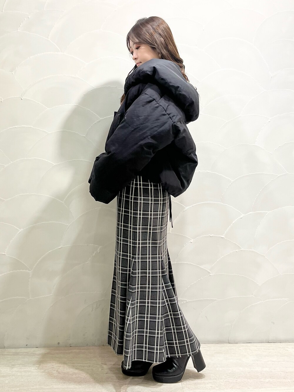 ブラック系のダウンジャケット/コート、その他のスカート、ブラック系のブーツを着用したレディースの冬コーディネートの2枚目の写真