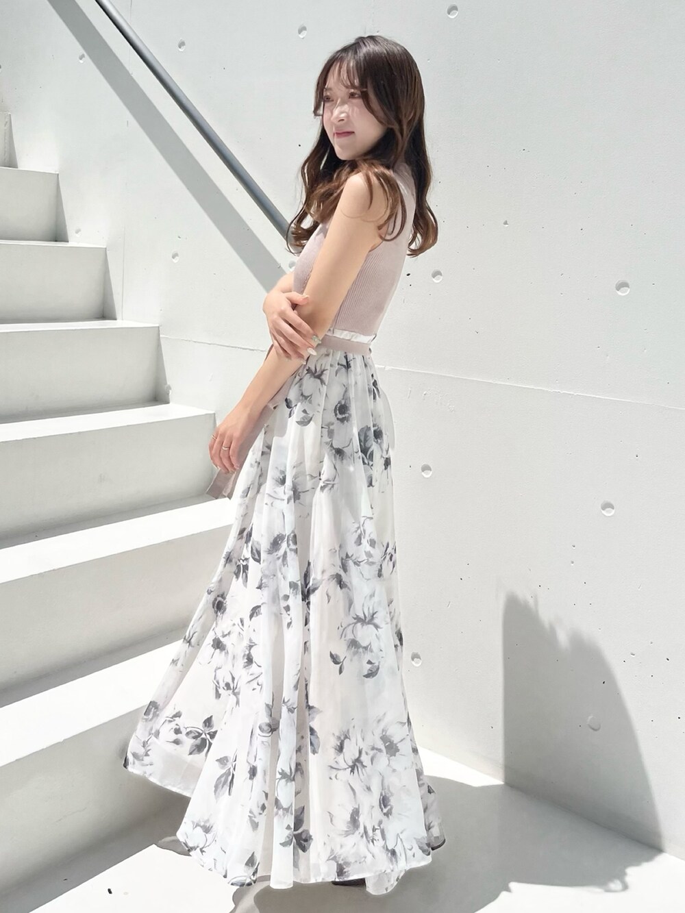 ピンク系のワンピース、ブラウン系のブーツを着用したレディースの春コーディネートの3枚目の写真