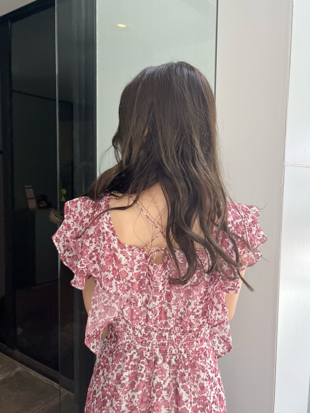 レッド系のワンピース、ホワイト系のハンドバッグを着用したレディースの夏コーディネートの6枚目の写真