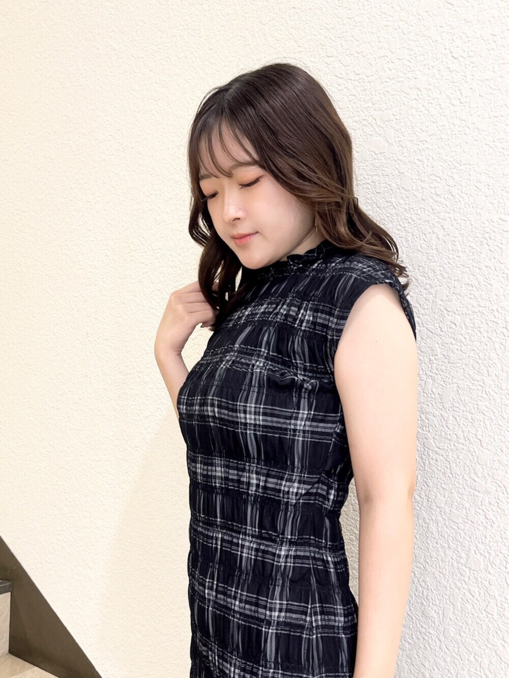 ブラック系のワンピース、ベージュ系のサンダルを着用したレディースの夏コーディネートの6枚目の写真