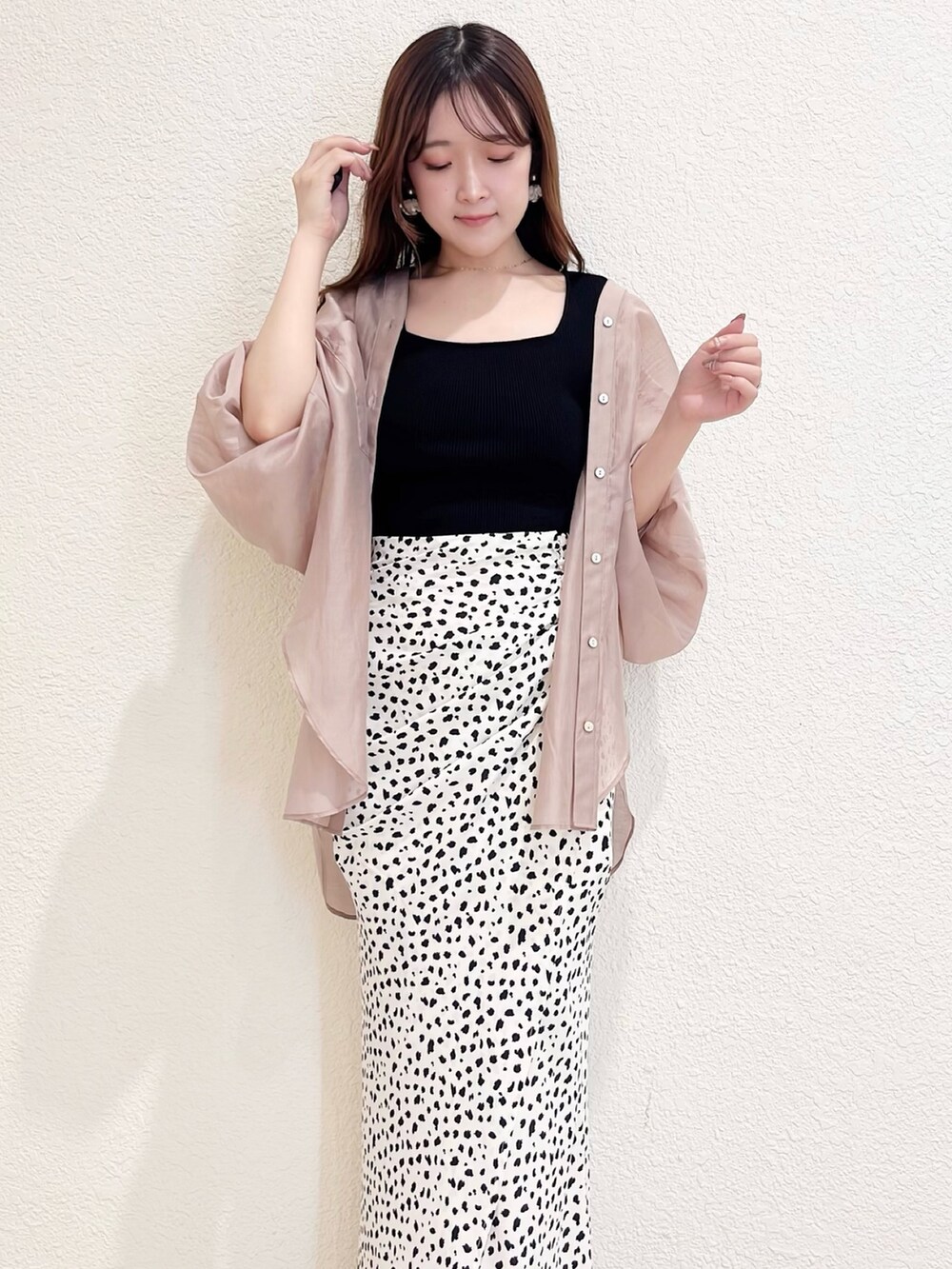 ベージュ系のシャツ/ブラウス、ブラック系のニット/セーター、その他のスカートを着用したレディースの春コーディネートの4枚目の写真