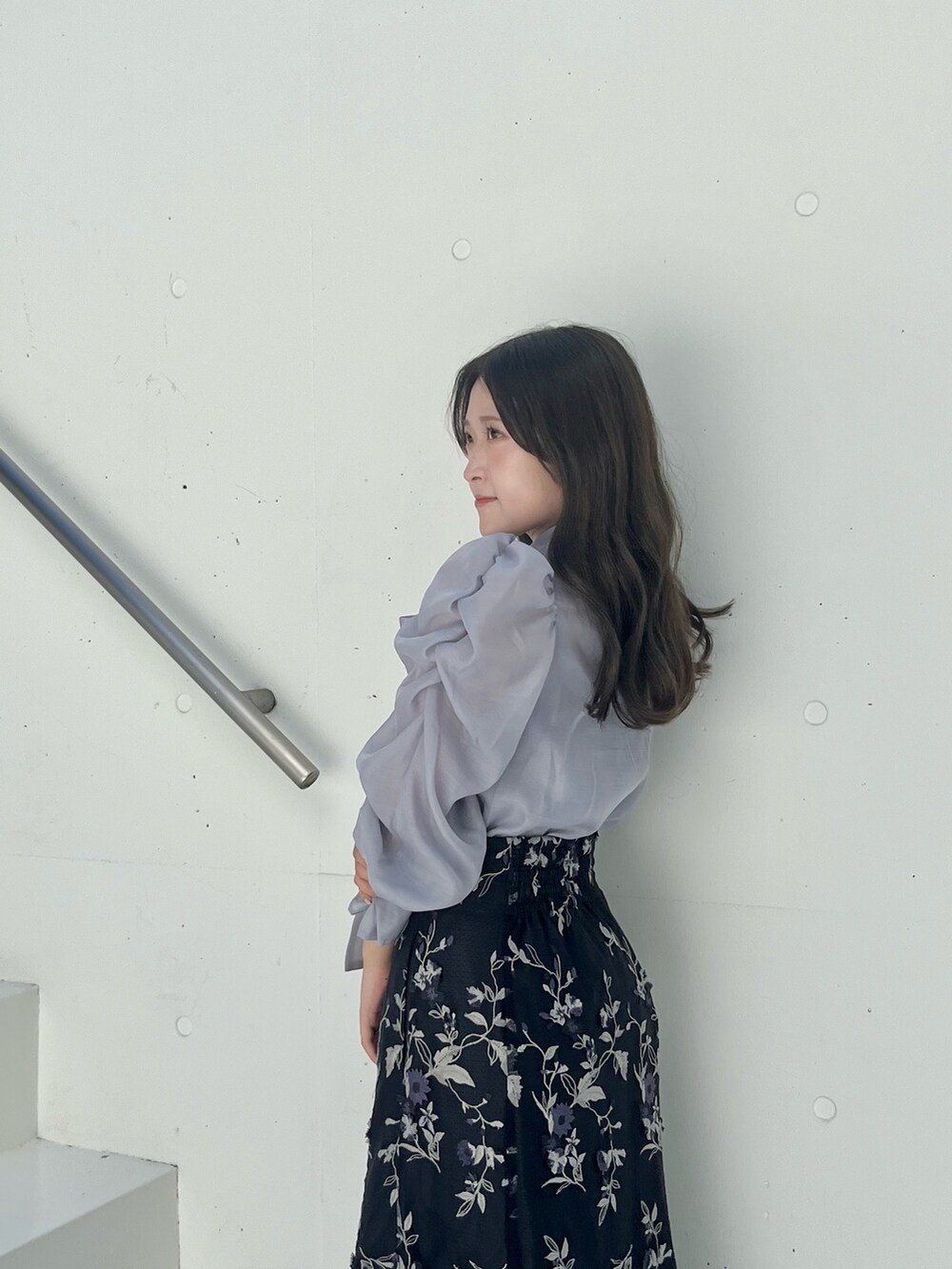 ブルー系のスカート、ブルー系のシャツ/ブラウス、ブラック系のブーツを着用したレディースの秋コーディネートの5枚目の写真