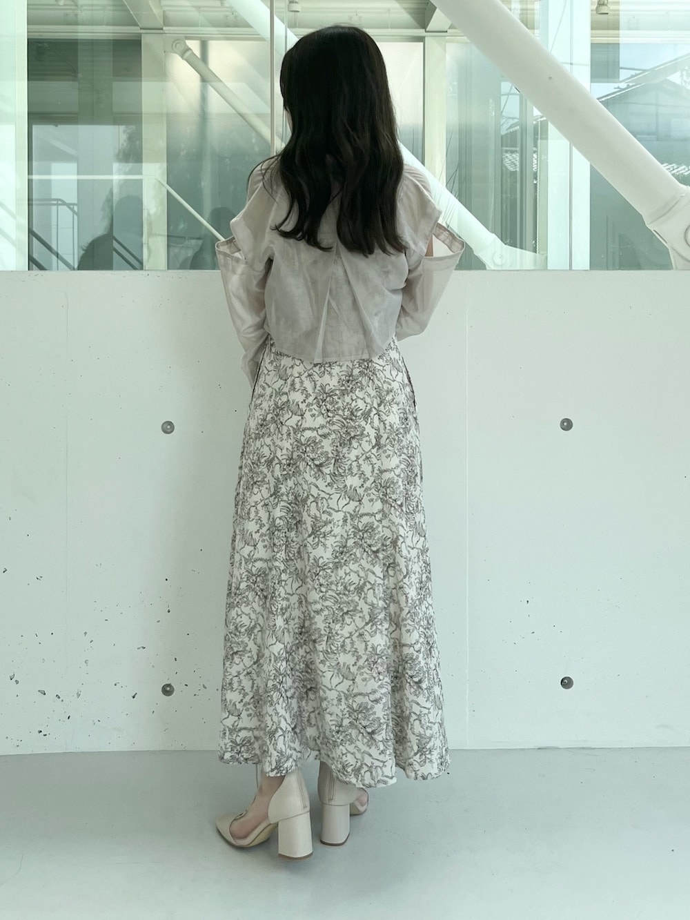 ベージュ系のワンピース、ホワイト系のブーツを着用したレディースの夏コーディネートの3枚目の写真