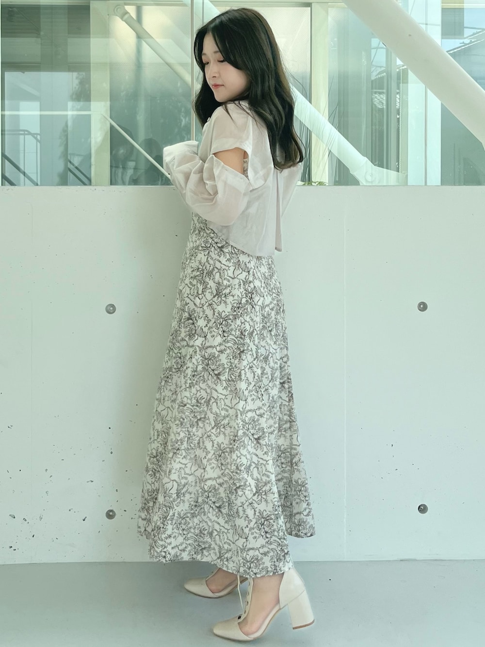 ベージュ系のワンピース、ホワイト系のブーツを着用したレディースの夏コーディネートの2枚目の写真