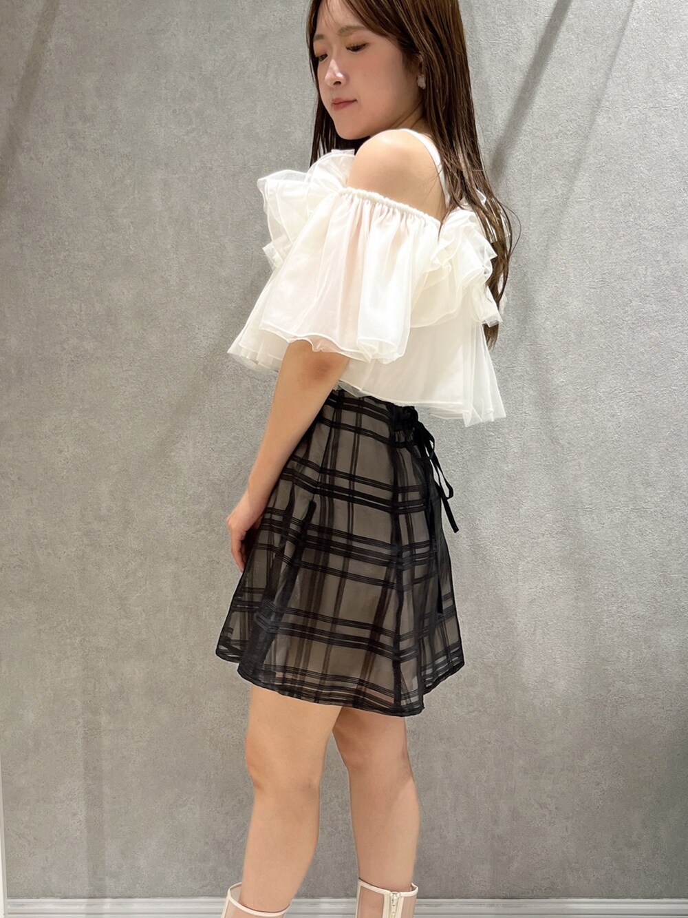 ホワイト系のシャツ/ブラウス、ブラック系のその他パンツ、ホワイト系のブーツを着用したレディースの夏コーディネートの2枚目の写真