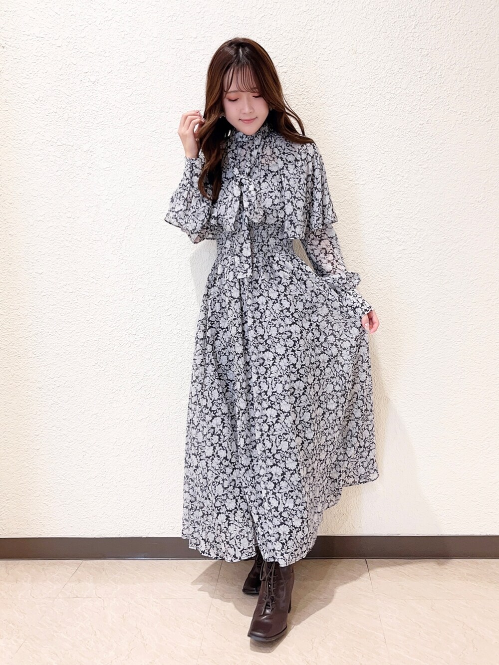 ブラック系のワンピースを着用したレディースの冬コーディネートの2枚目の写真