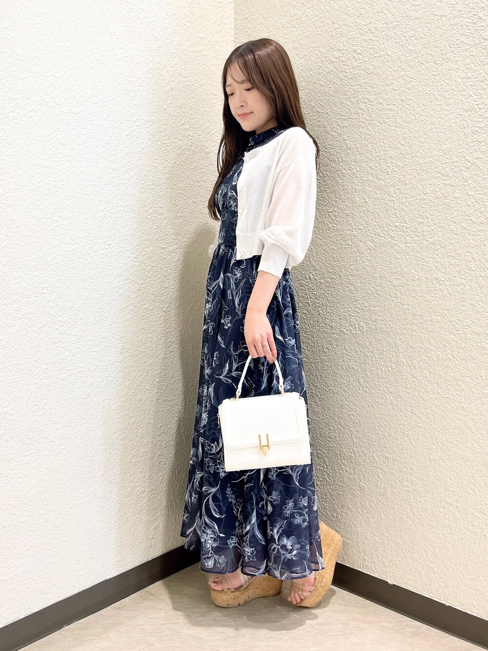 ブルー系のワンピース、ホワイト系のハンドバッグ、その他のサンダルを着用したレディースの夏コーディネートの5枚目の写真