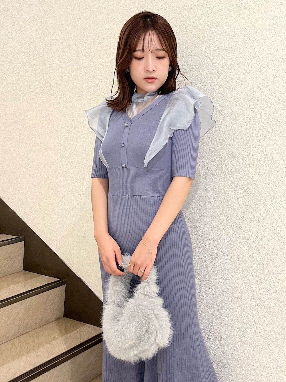 ブルー系のワンピース、グレー系のハンドバッグ、ホワイト系のブーツを着用したレディースの夏コーディネートの5枚目の写真