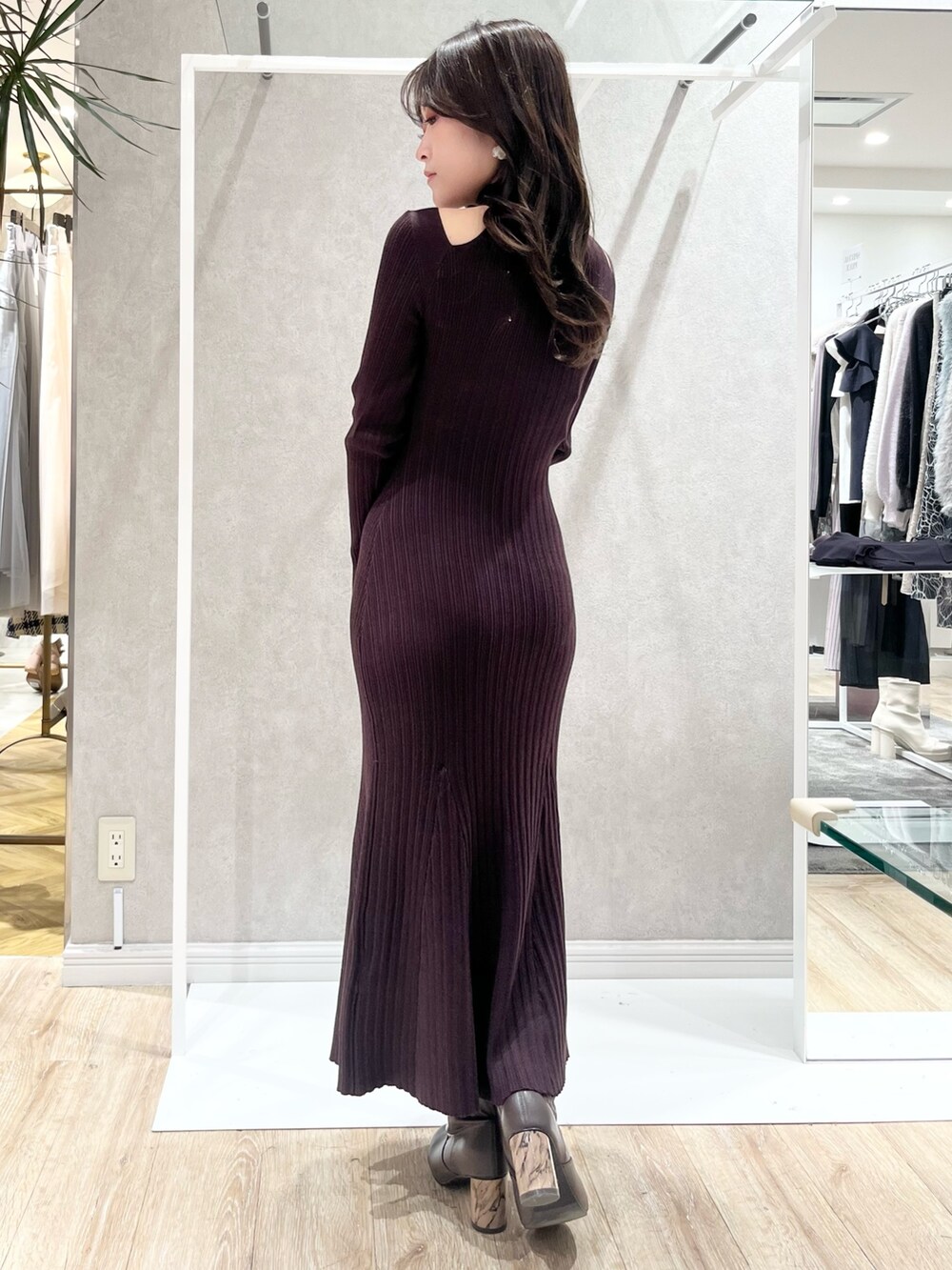 ベージュ系のムートンコート、ブラウン系のワンピース、ブラウン系のブーツを着用したレディースの冬コーディネートの6枚目の写真