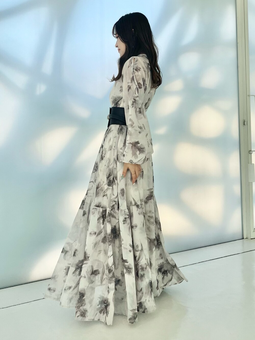 ベージュ系のワンピース、ブラック系のブーツ、ブラウン系のベルトを着用したレディースの秋コーディネートの2枚目の写真