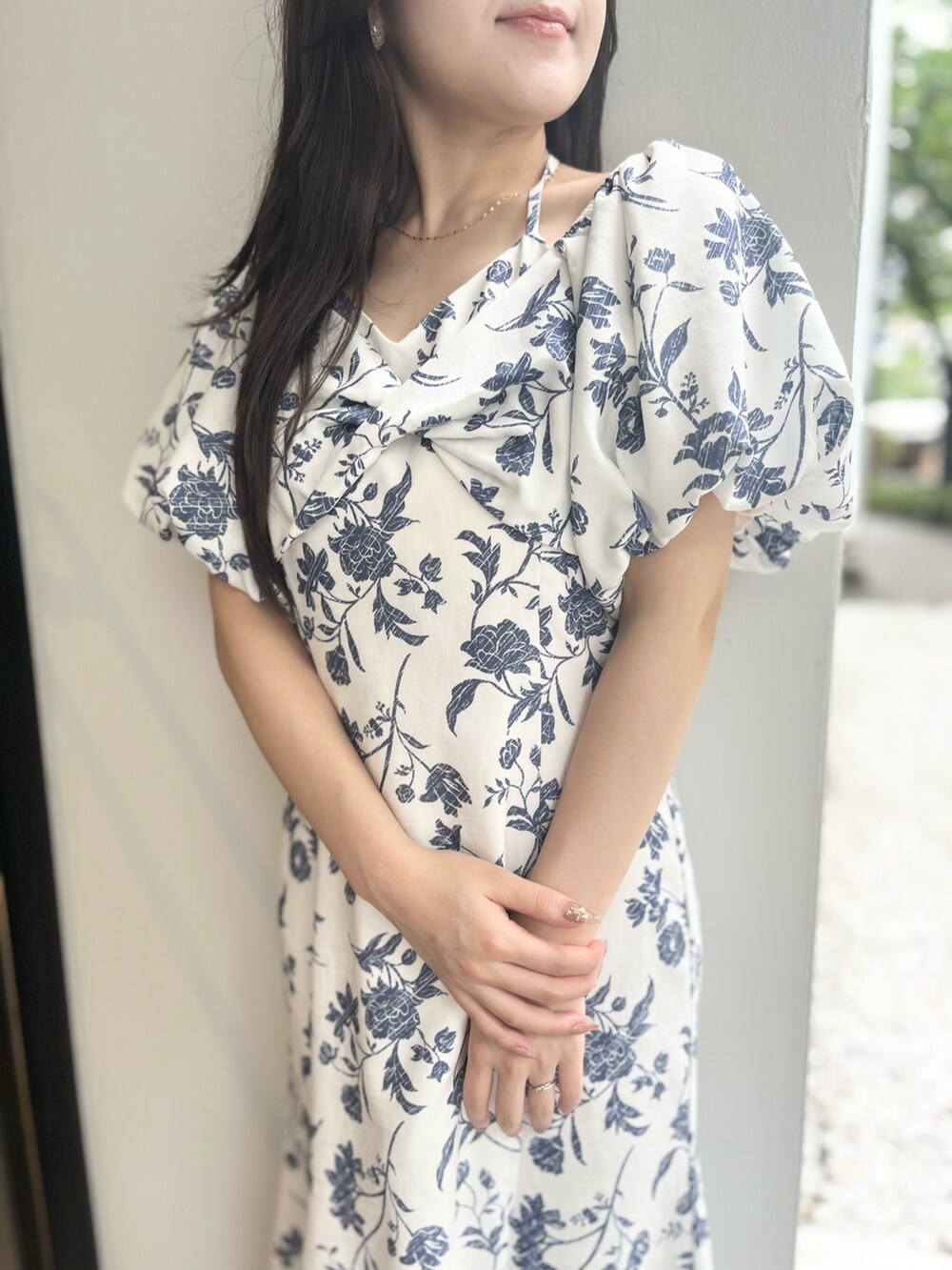 ホワイト系のワンピース、その他のサンダルを着用したレディースの夏コーディネートの5枚目の写真