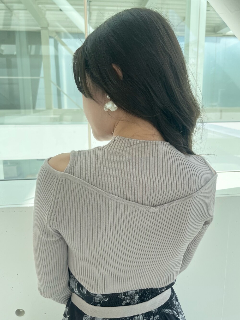 ベージュ系のワンピース、ホワイト系のブーツを着用したレディースの秋コーディネートの7枚目の写真