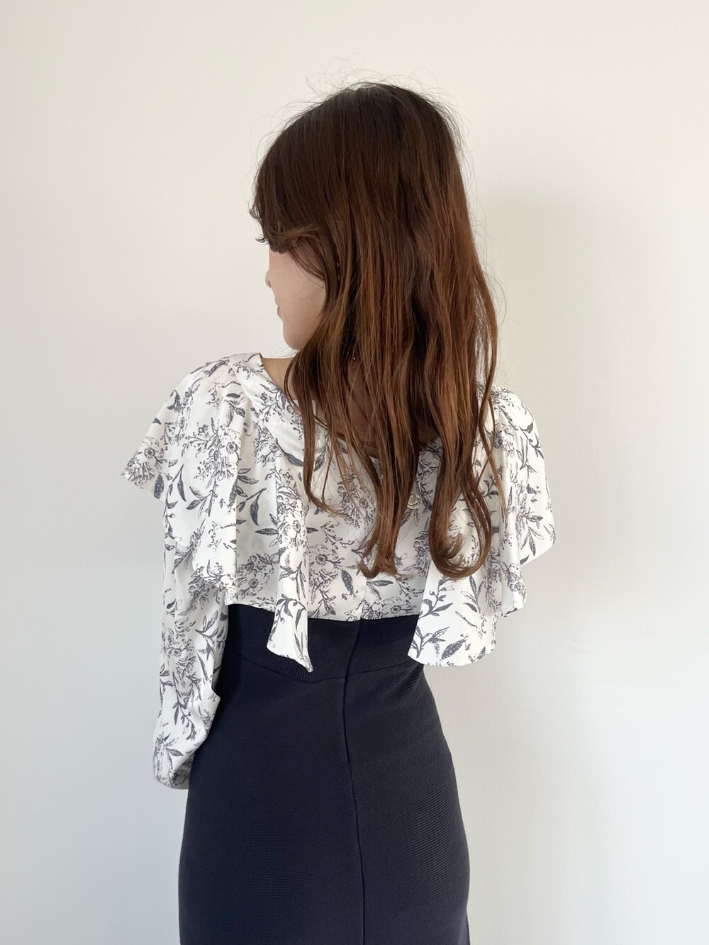 ブルー系のワンピース、ブラウン系のブーツを着用したレディースの秋コーディネートの6枚目の写真