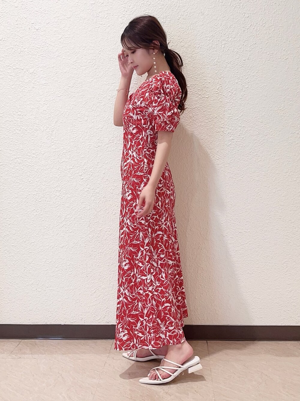 レッド系のワンピース、ホワイト系のサンダルを着用したレディースの春コーディネートの3枚目の写真
