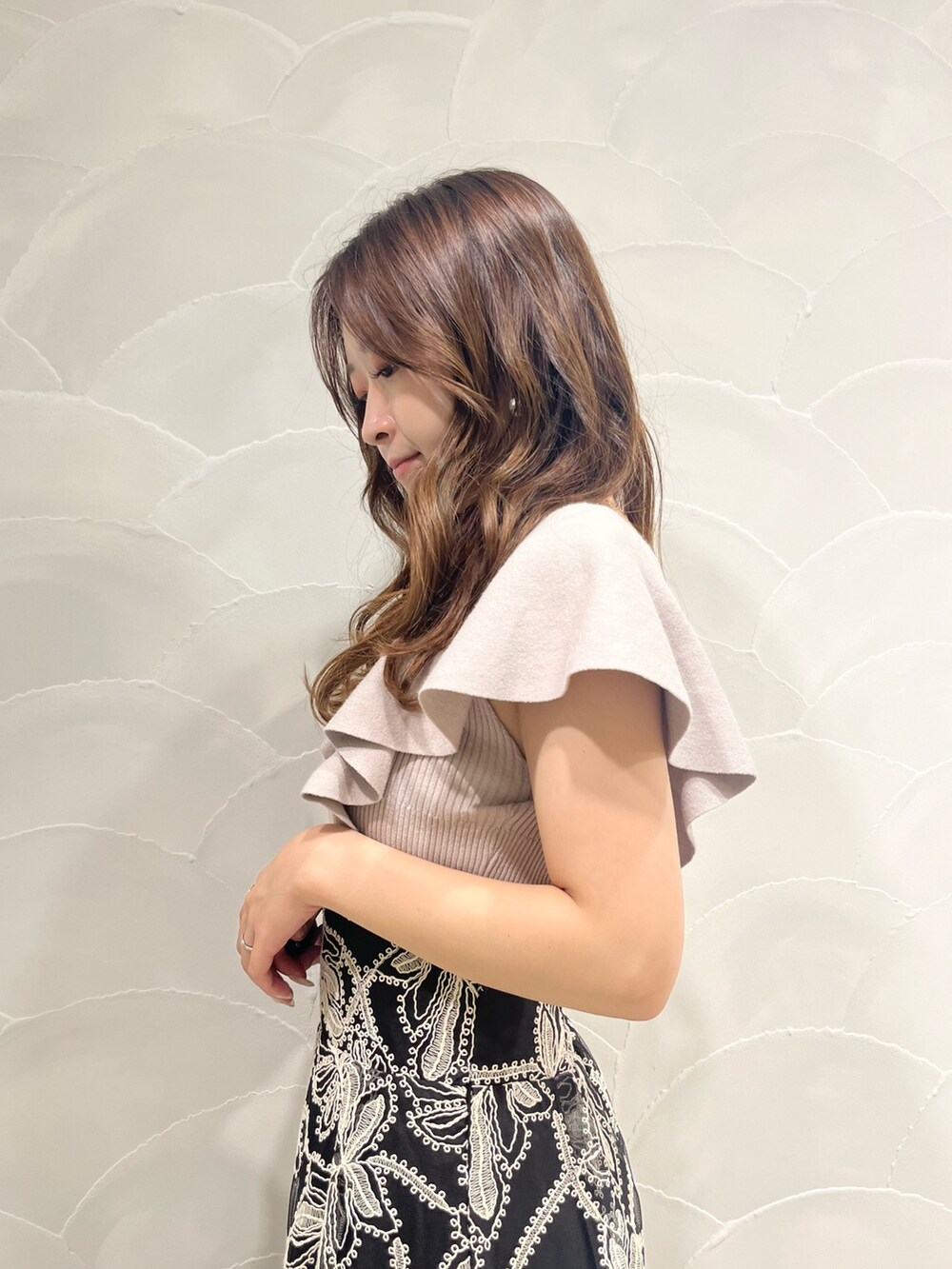 ブラック系のスカート、その他のサンダル、ベージュ系のニット/セーターを着用したレディースの夏コーディネートの6枚目の写真