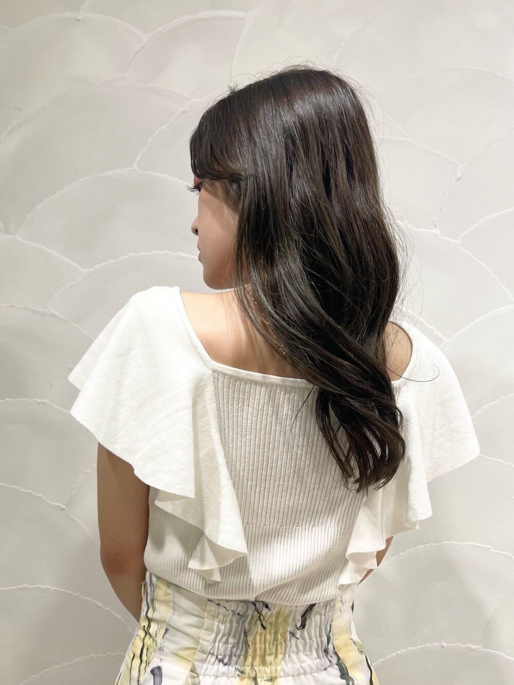 ホワイト系のニット/セーター、イエロー系のスカートを着用したレディースの夏コーディネートの7枚目の写真