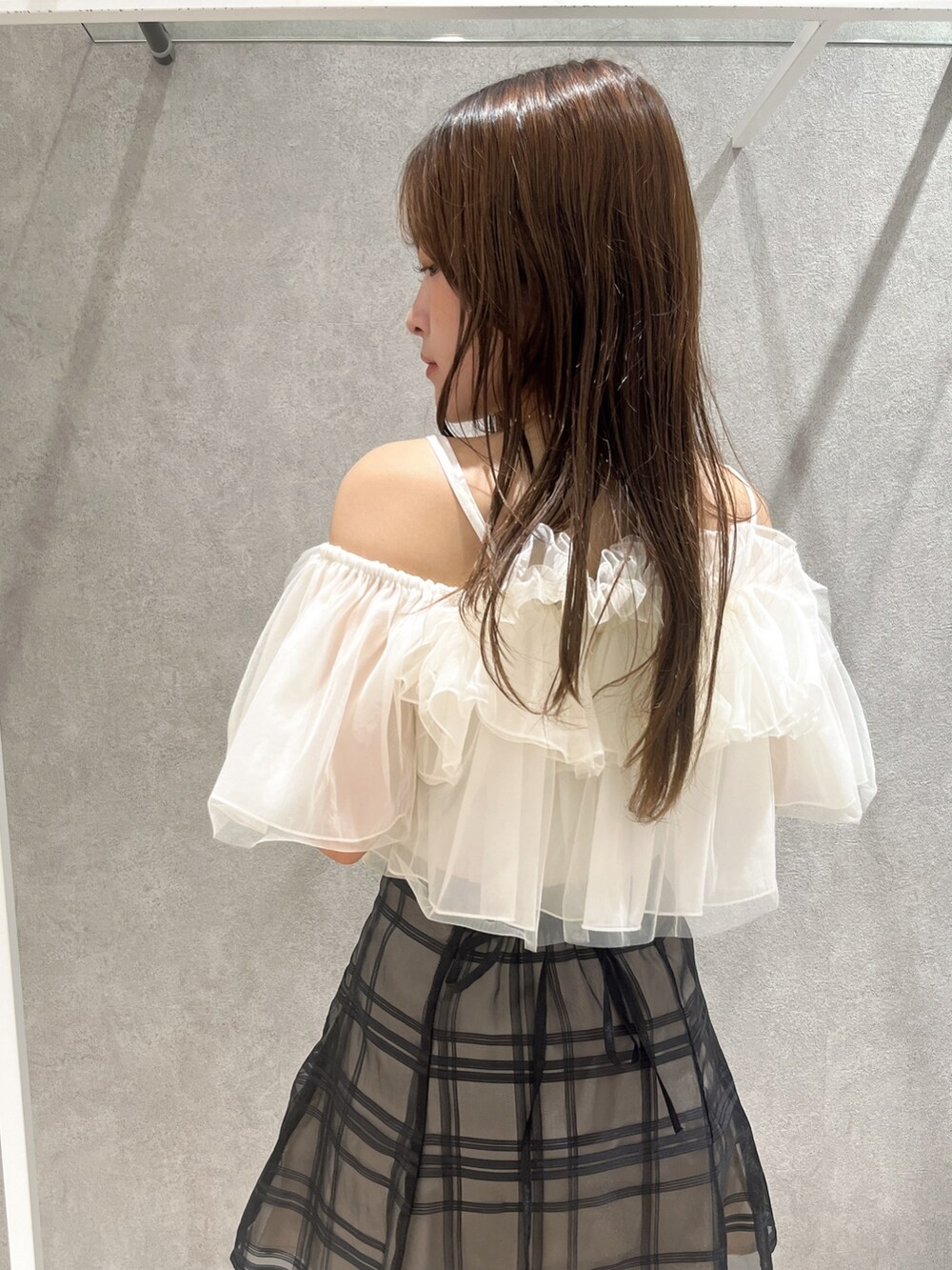 ホワイト系のシャツ/ブラウス、ブラック系のその他パンツ、ホワイト系のブーツを着用したレディースの夏コーディネートの5枚目の写真