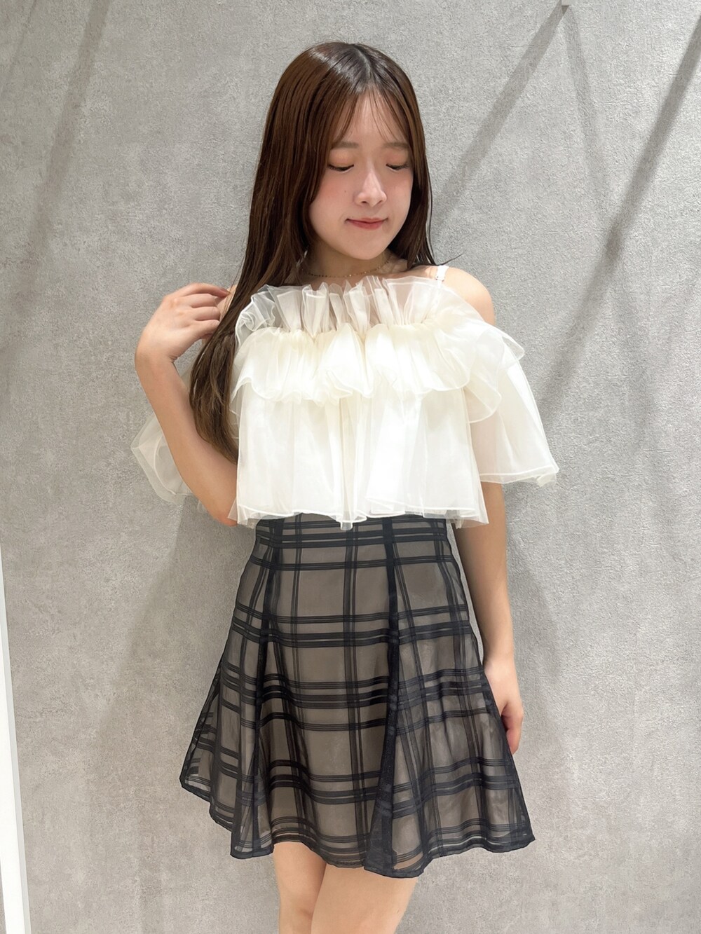 ホワイト系のシャツ/ブラウス、ブラック系のその他パンツ、ホワイト系のブーツを着用したレディースの夏コーディネートの7枚目の写真