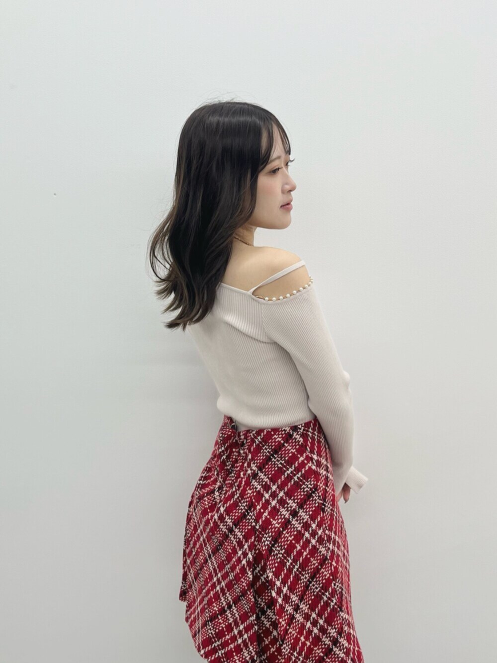 ベージュ系のニット/セーター、レッド系のその他パンツを着用したレディースの秋コーディネートの5枚目の写真