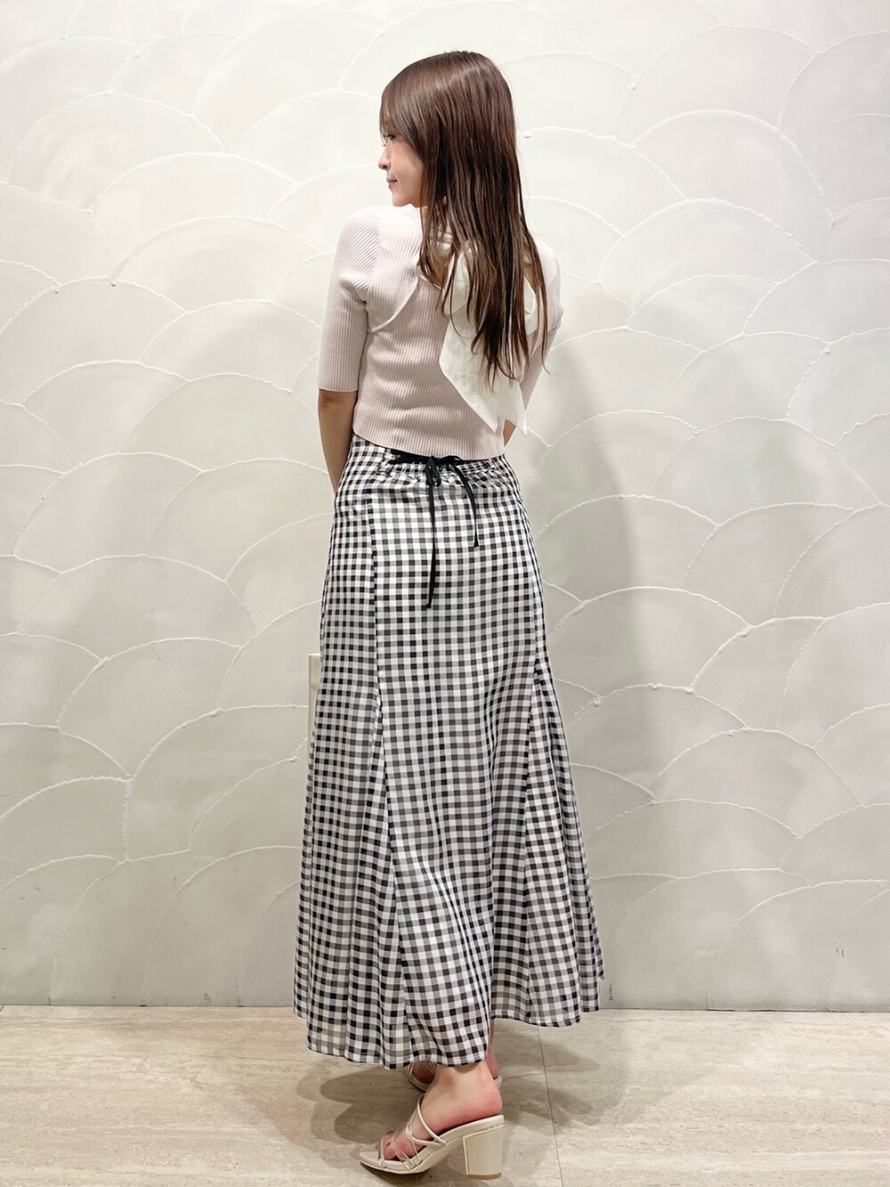 ブルー系のデニムジャケット、ピンク系のニット/セーター、その他のスカートを着用したレディースの春コーディネートの6枚目の写真