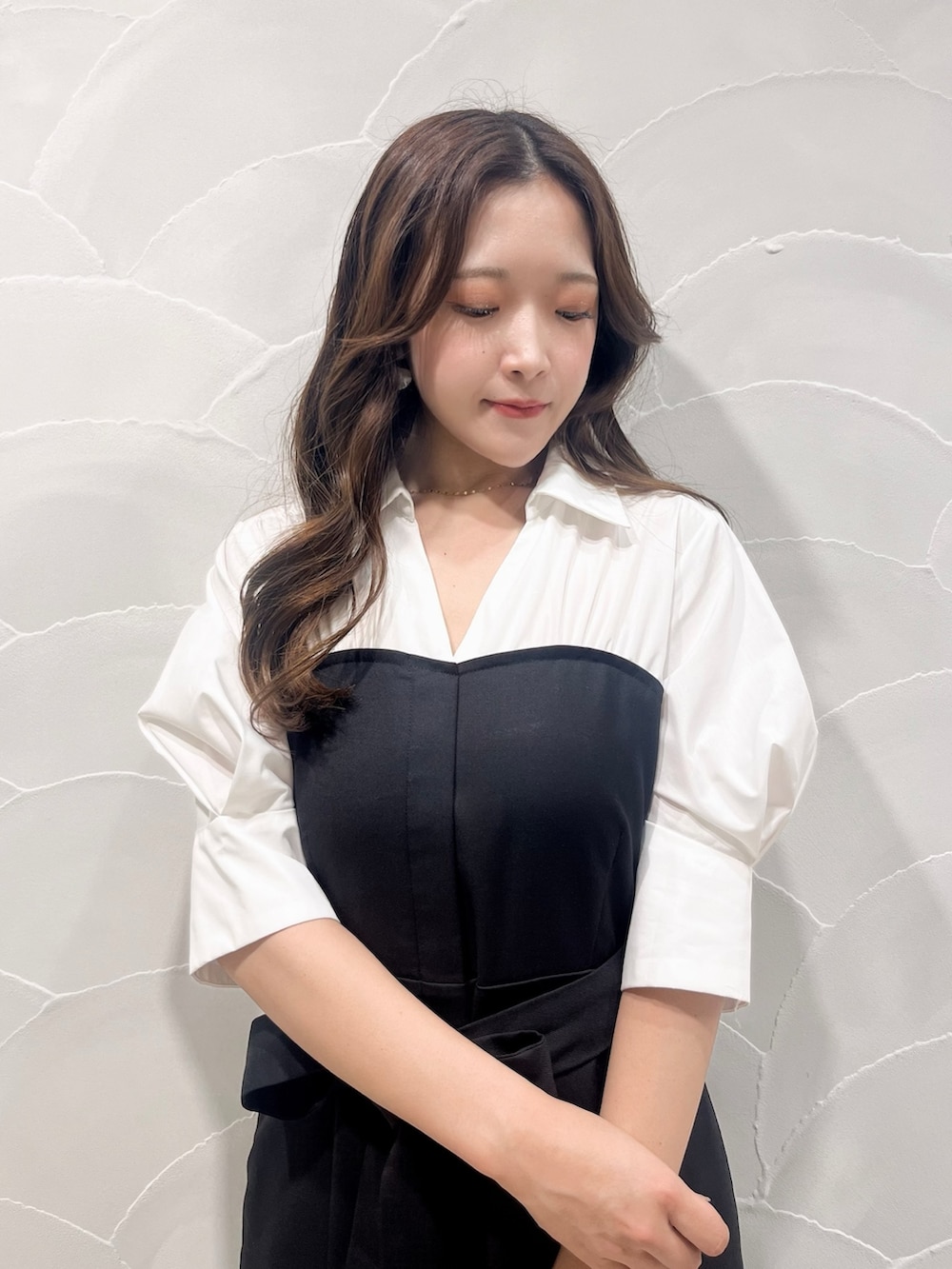 ブラック系のワンピース、レッド系のハンドバッグ、ブラウン系のブーツを着用したレディースの夏コーディネートの5枚目の写真