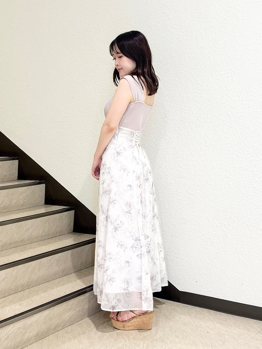 ブラウン系のサンダル、ベージュ系のワンピースを着用したレディースの夏コーディネートの2枚目の写真