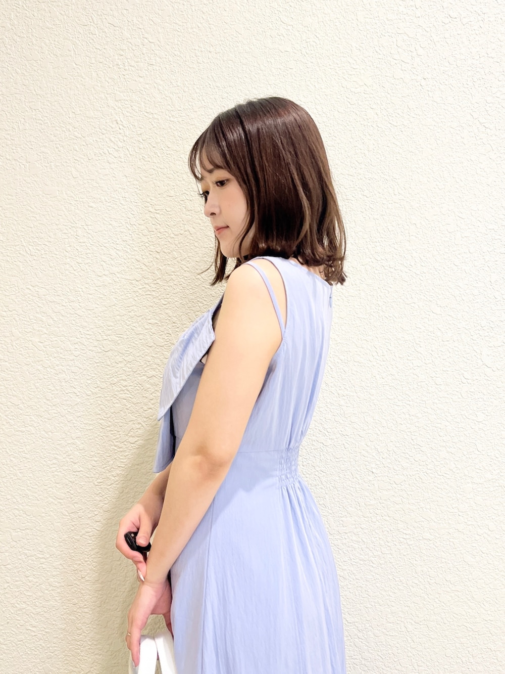 ブルー系のワンピース、ホワイト系のトートバッグ、ブラック系のサンダルを着用したレディースの夏コーディネートの6枚目の写真