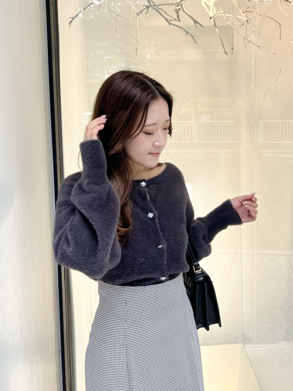 その他のスカート、グレー系のカーディガン/ボレロ、ブラック系のショルダーバッグを着用したレディースの秋コーディネートの4枚目の写真