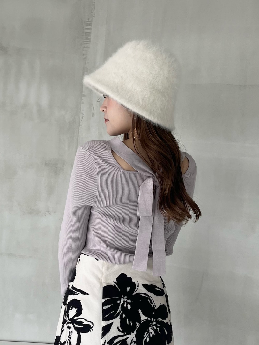 ホワイト系のスカート、パープル系のニット/セーター、ブラック系のブーツを着用したレディースの秋コーディネートの7枚目の写真