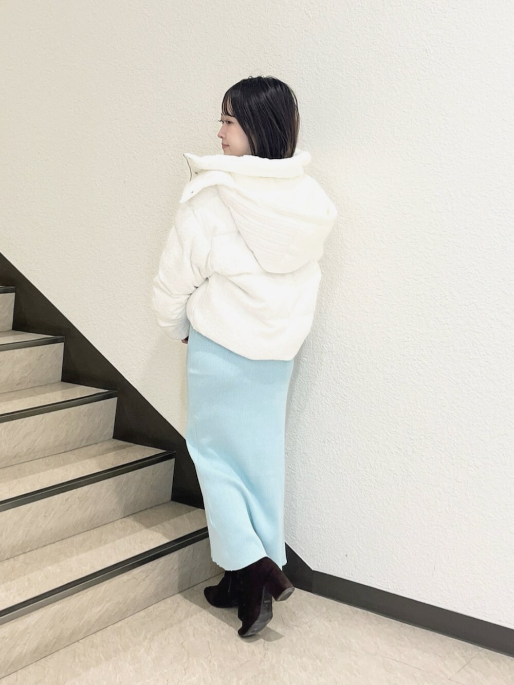 ホワイト系のダウンジャケット/コート、グリーン系のワンピースを着用したレディースの秋コーディネートの3枚目の写真