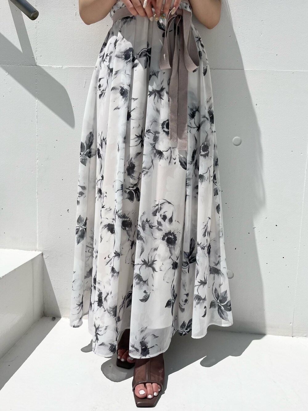 ピンク系のワンピース、ブラウン系のブーツを着用したレディースの春コーディネートの7枚目の写真