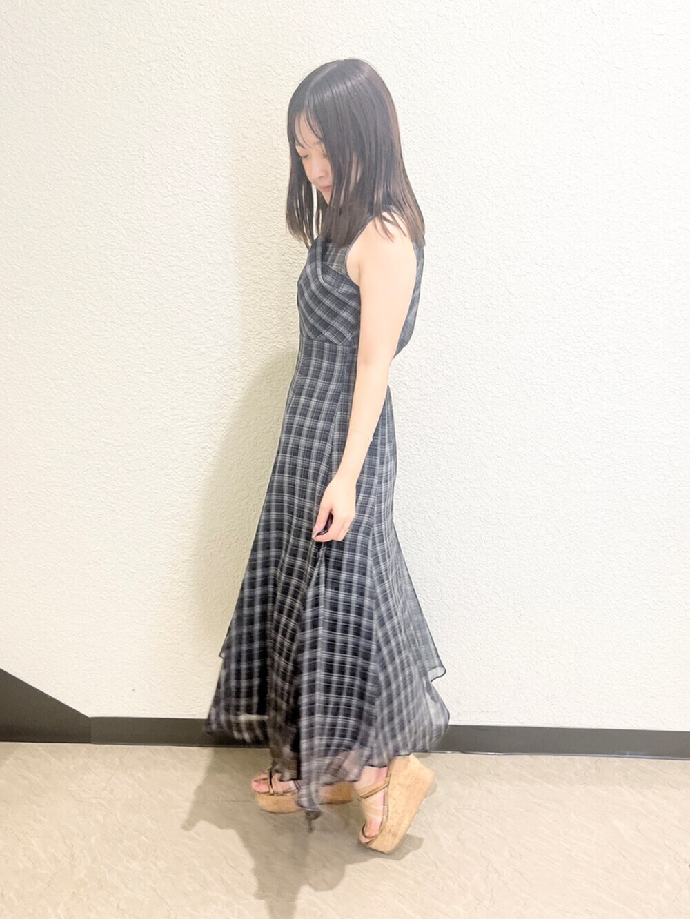 ブラウン系のサンダル、ブラック系のワンピースを着用したレディースの夏コーディネートの5枚目の写真