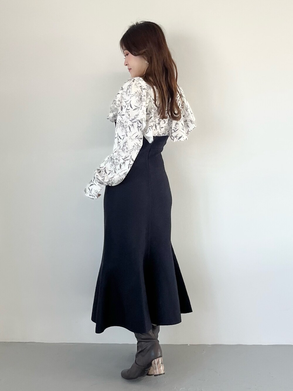 ブルー系のワンピース、ブラウン系のブーツを着用したレディースの秋コーディネートの3枚目の写真