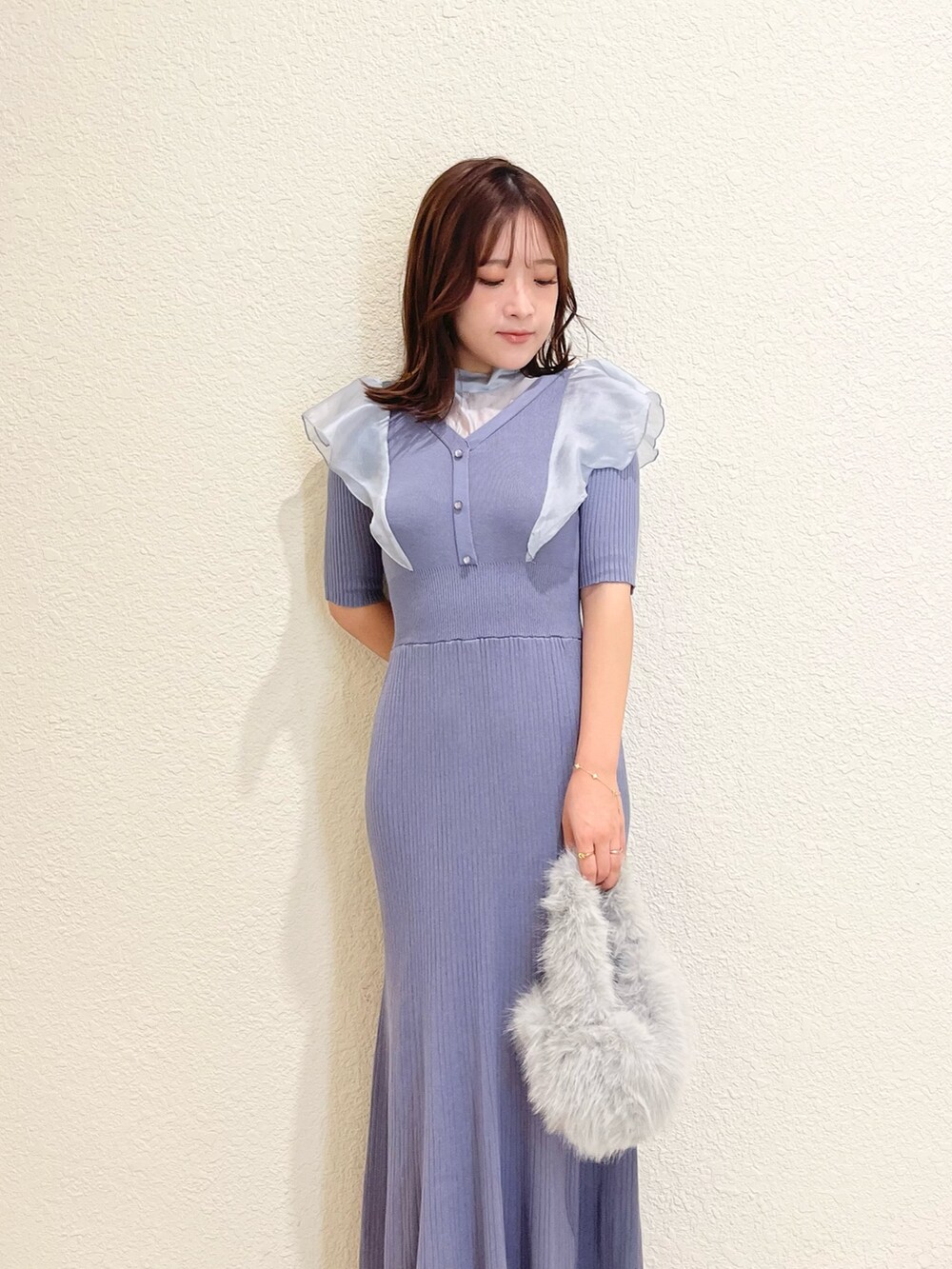 ブルー系のワンピース、グレー系のハンドバッグ、ホワイト系のブーツを着用したレディースの夏コーディネートの4枚目の写真