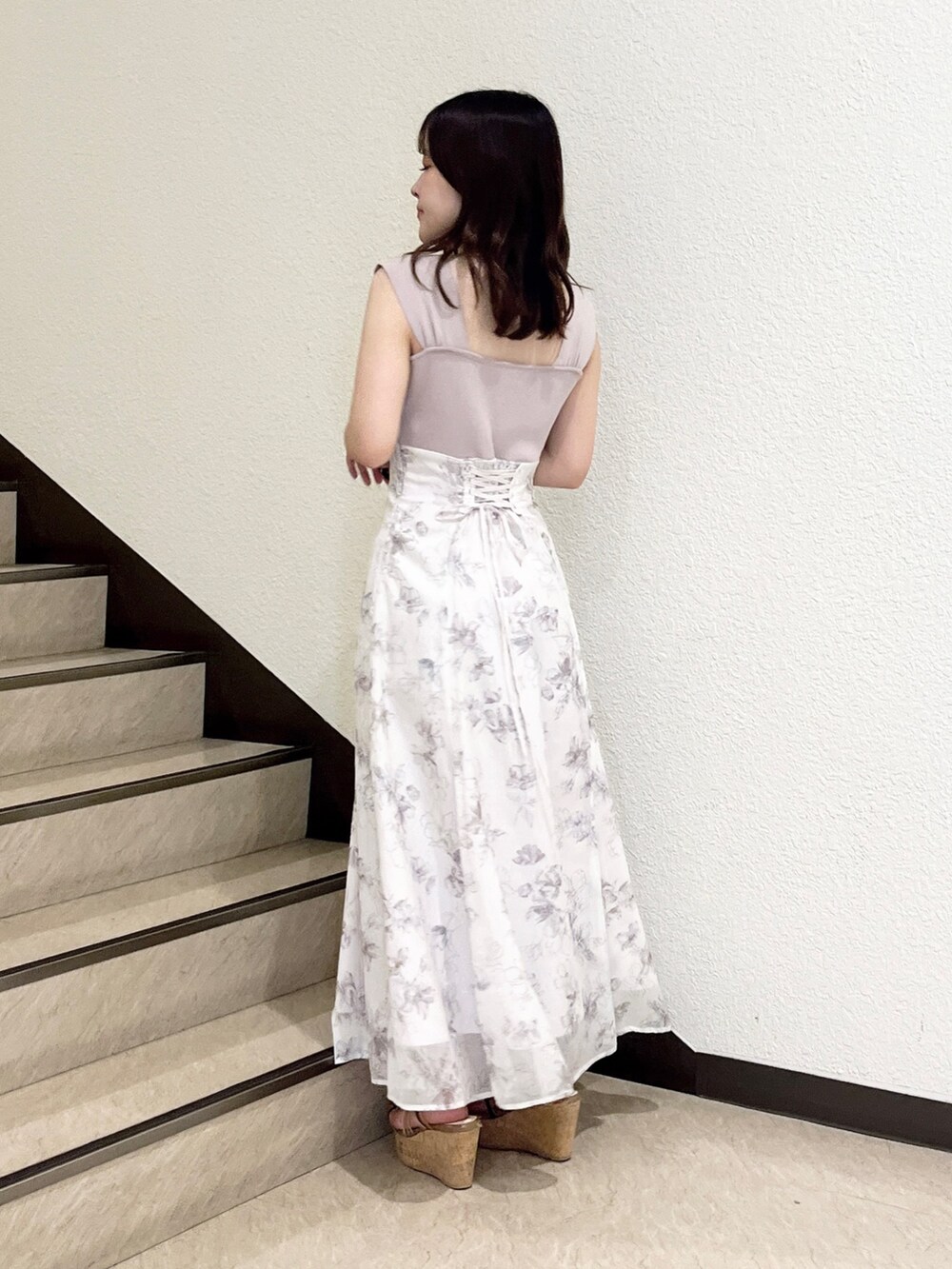 ブラウン系のサンダル、ベージュ系のワンピースを着用したレディースの夏コーディネートの3枚目の写真