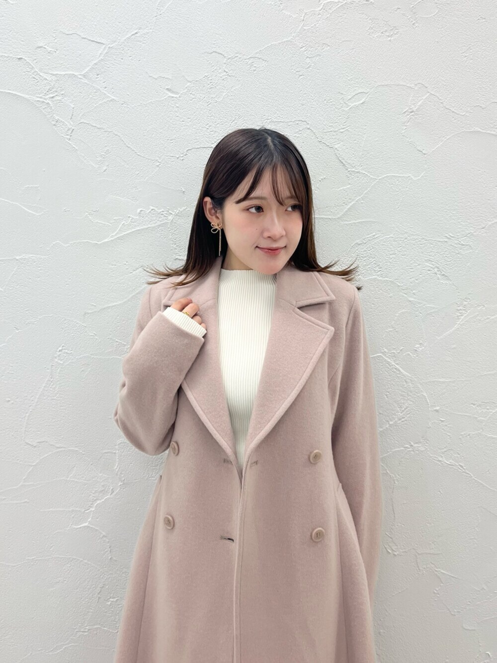 ベージュ系のその他アウター、ホワイト系のニット/セーター、ホワイト系のスカートを着用したレディースの秋コーディネートの4枚目の写真