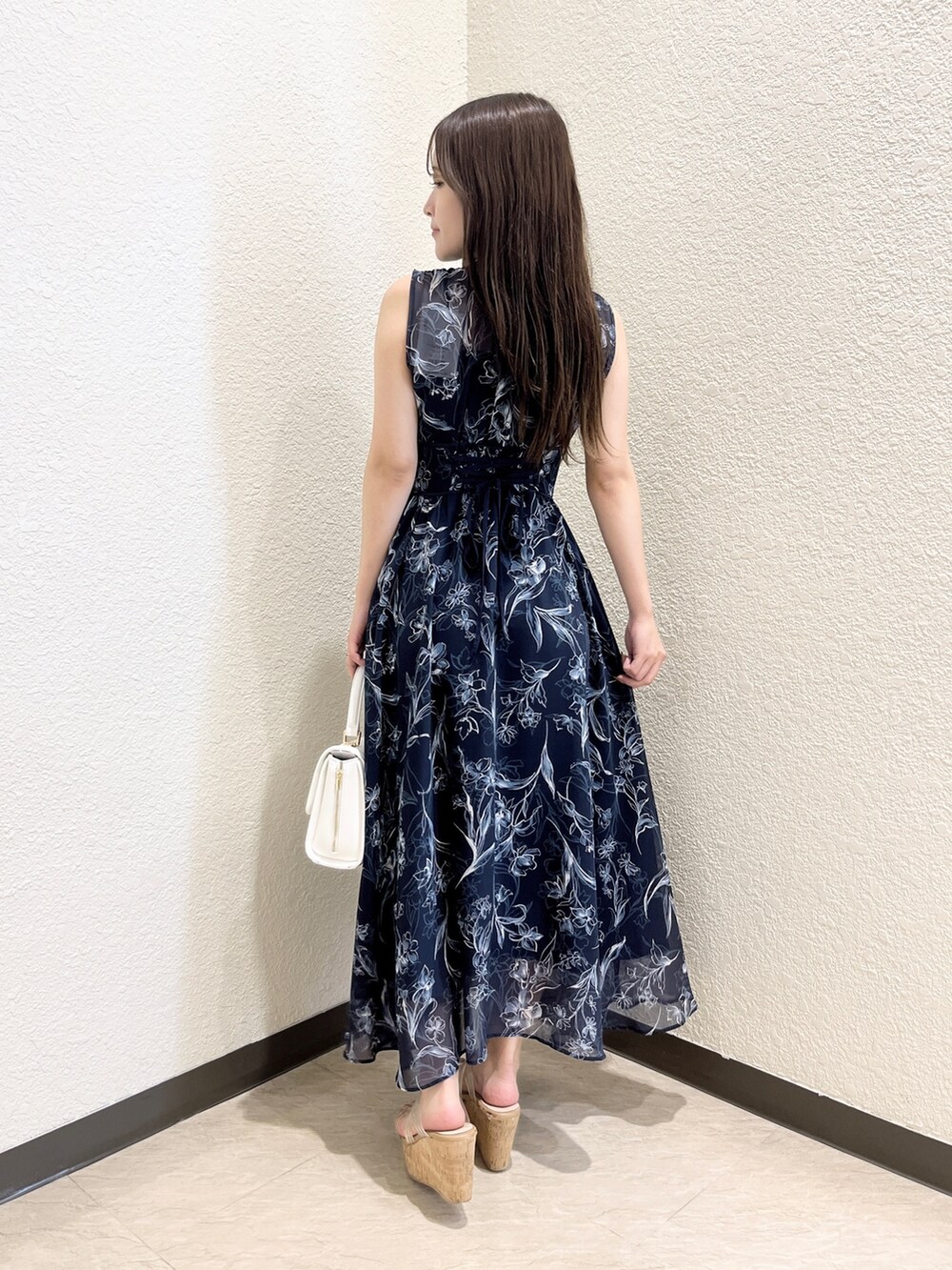 ブルー系のワンピース、ホワイト系のハンドバッグ、その他のサンダルを着用したレディースの夏コーディネートの3枚目の写真