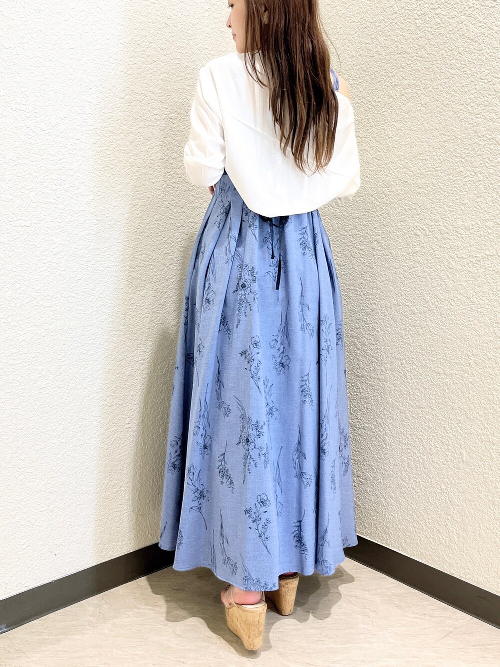 ブルー系のワンピース、その他のサンダル、ホワイト系のカーディガン/ボレロを着用したレディースの夏コーディネートの7枚目の写真