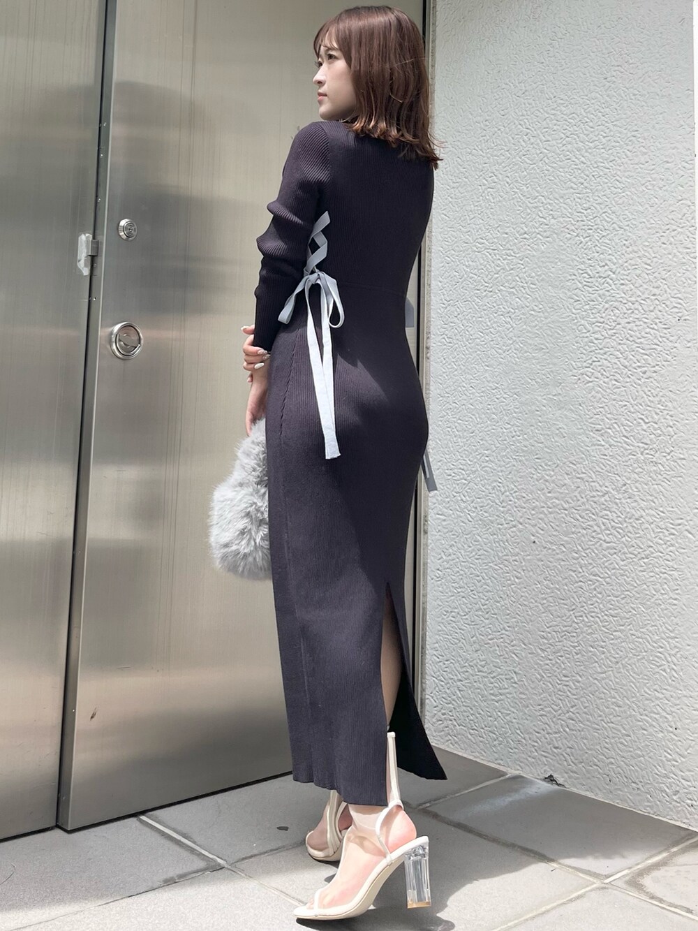 ブルー系のワンピース、グレー系のハンドバッグ、ホワイト系のブーツを着用したレディースの夏コーディネートの3枚目の写真