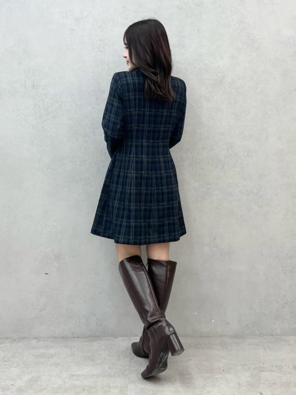 グリーン系のワンピースを着用したレディースの秋コーディネートの3枚目の写真