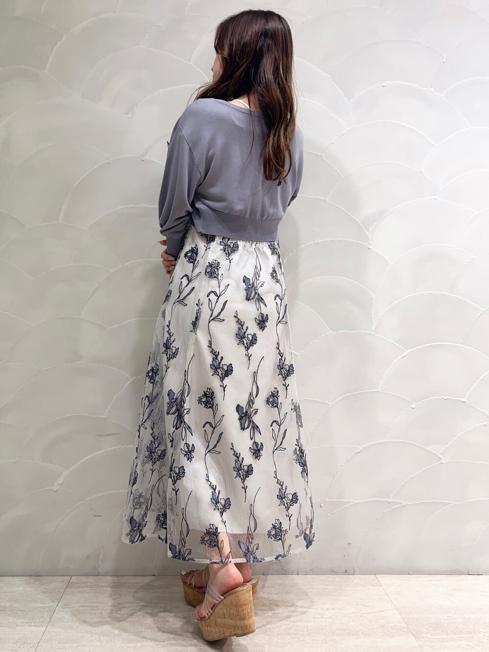 ホワイト系のワンピース、ブルー系のカーディガン/ボレロ、その他のサンダルを着用したレディースの夏コーディネートの3枚目の写真