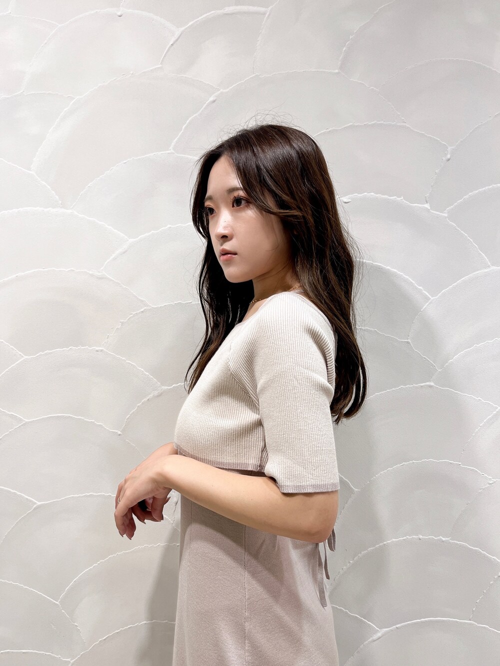 ピンク系のワンピース、ブラウン系のブーツを着用したレディースの夏コーディネートの5枚目の写真