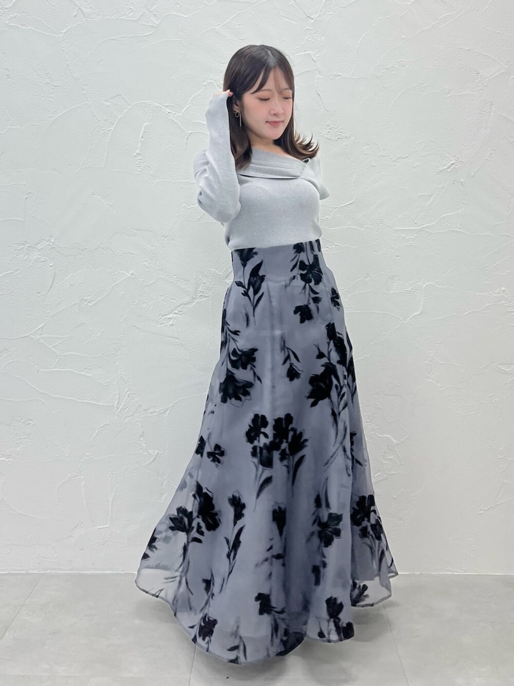 ブラック系のブーツ、ホワイト系のムートンコート、グレー系のニット/セーターを着用したレディースの秋コーディネートの3枚目の写真