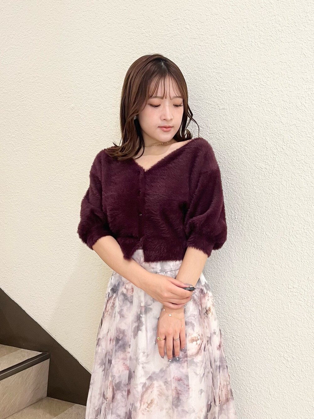 ブラウン系のカーディガン/ボレロ、ホワイト系のスカート、ホワイト系のブーツを着用したレディースの秋コーディネートの5枚目の写真