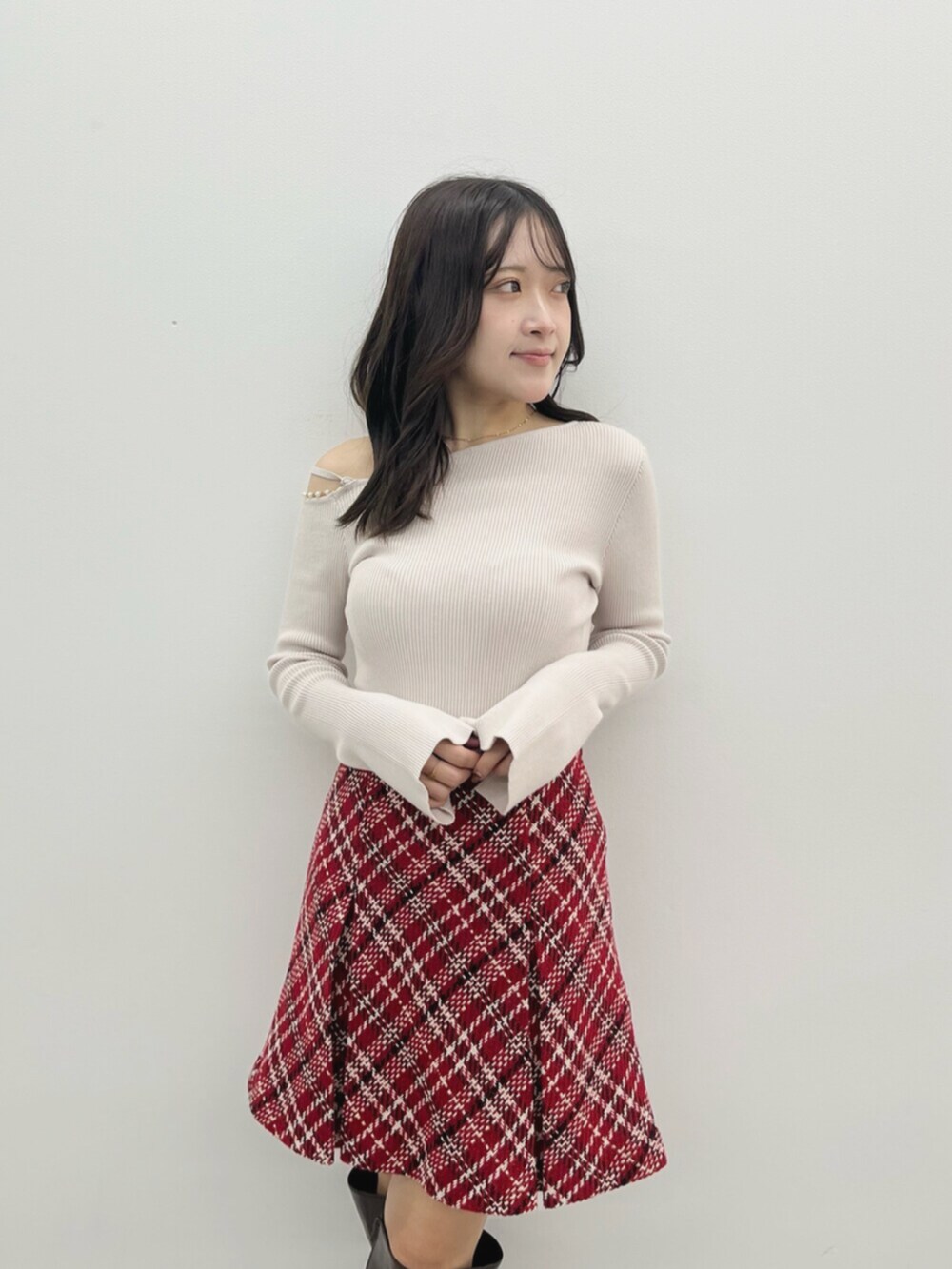 ベージュ系のニット/セーター、レッド系のその他パンツを着用したレディースの秋コーディネートの4枚目の写真