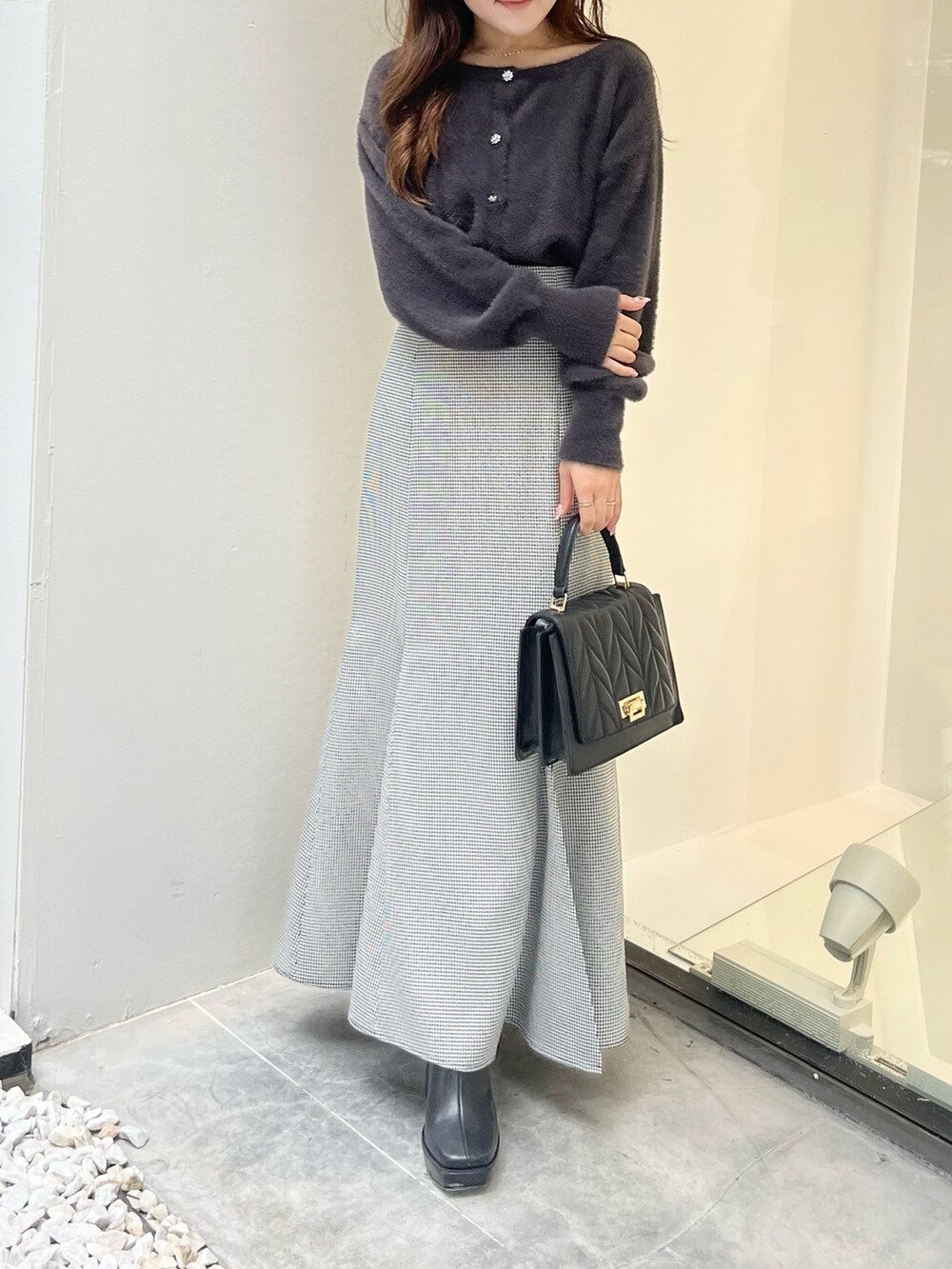 その他のスカート、グレー系のカーディガン/ボレロ、ブラック系のショルダーバッグを着用したレディースの秋コーディネートの5枚目の写真