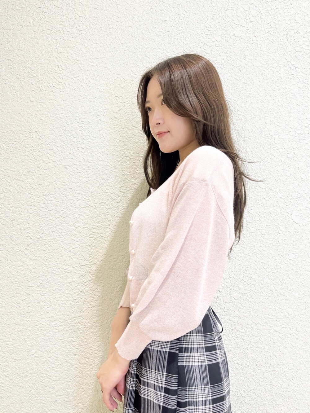 ホワイト系のワンピース、ホワイト系のハンドバッグ、その他のサンダルを着用したレディースの夏コーディネートの7枚目の写真